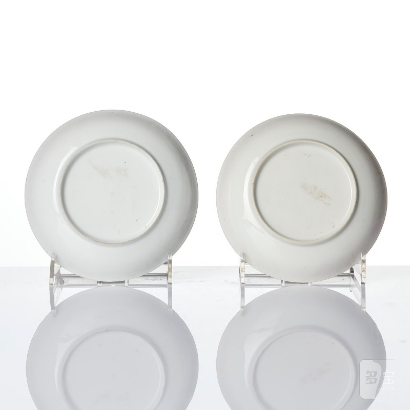 A pair of famille rose 'figural' tea cups with saucers, - 图3